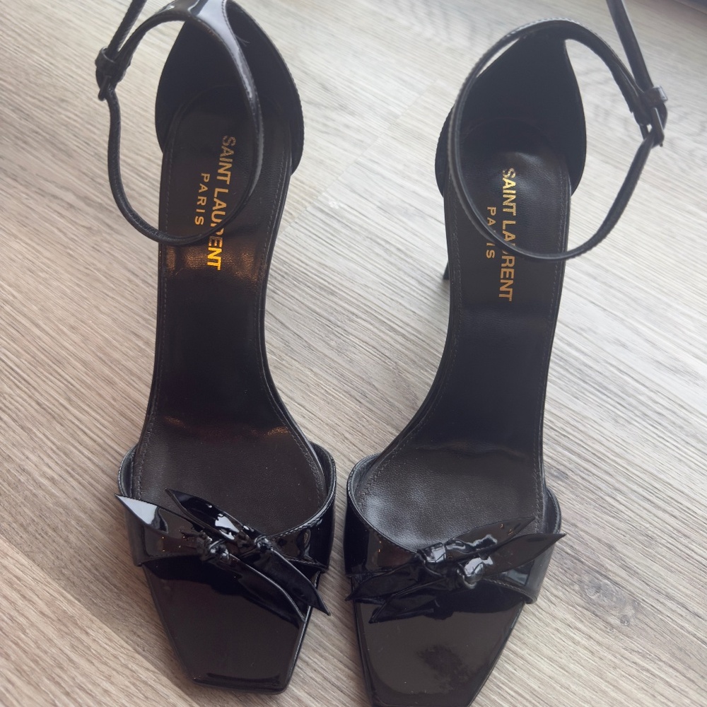 YSL Saint Laurent Black Bea Patent Leather Sandal with Double Knot 38.5 in Black